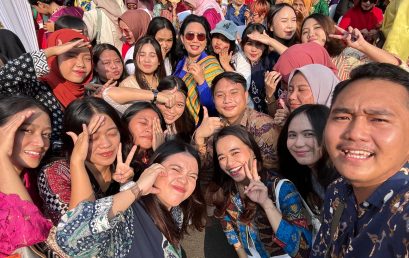 Mahasiswa FKM UNSRAT Meriahkan Parade Kebaya Nusantara