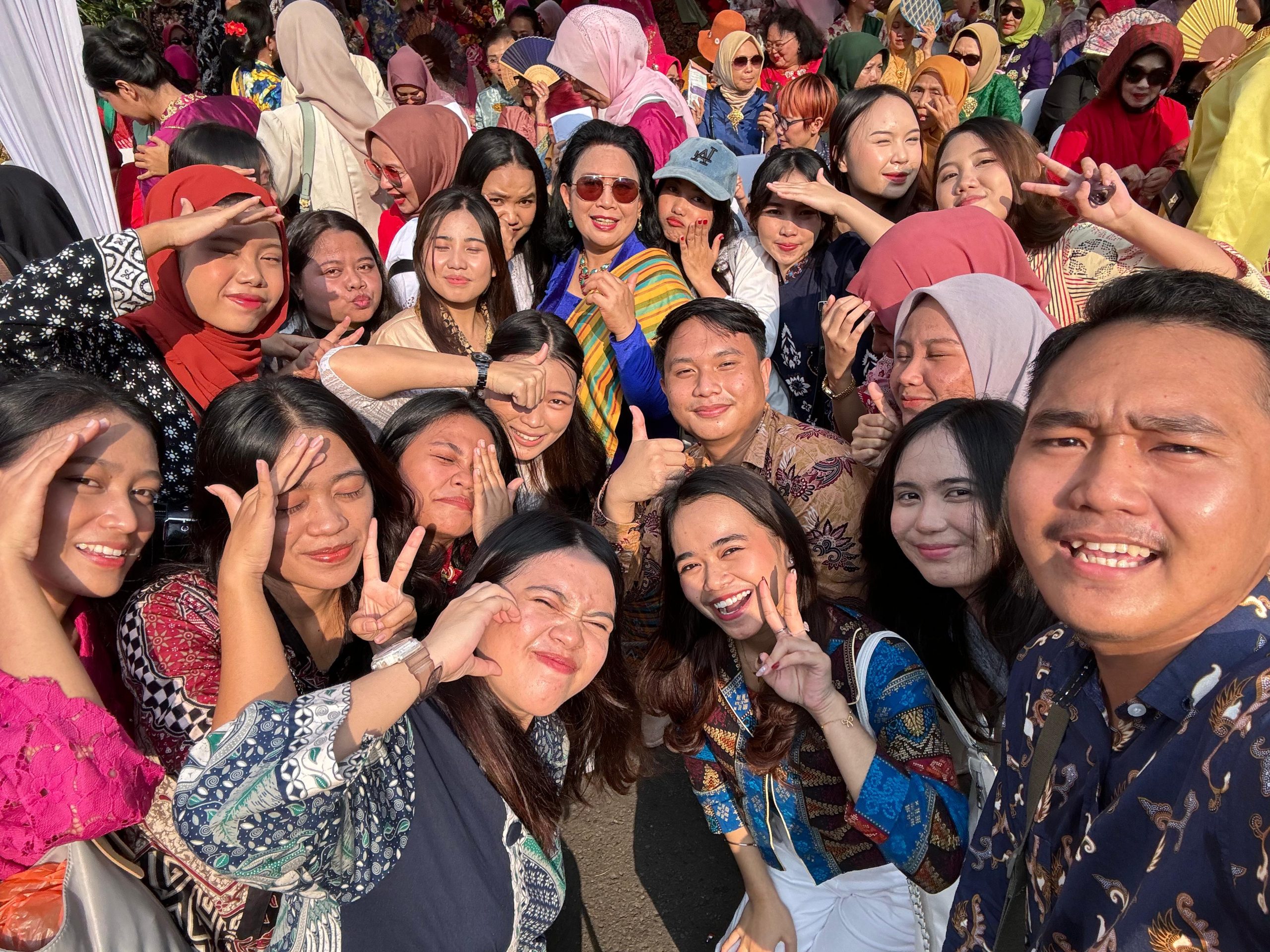 Mahasiswa FKM UNSRAT Meriahkan Parade Kebaya Nusantara